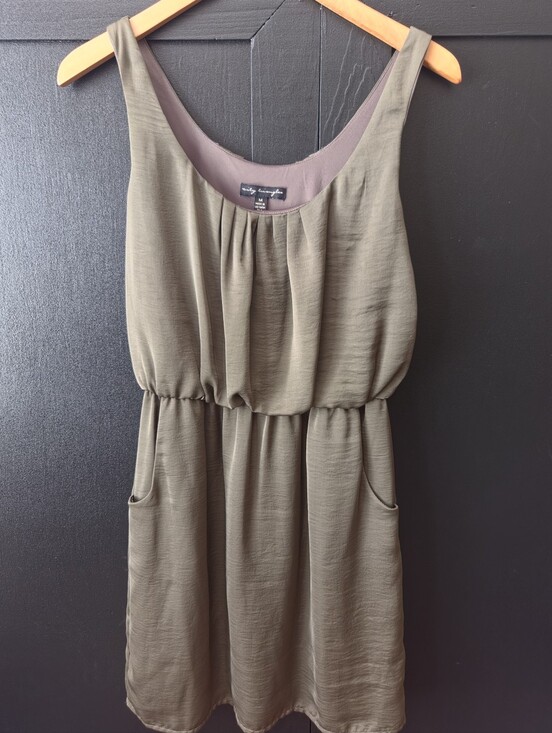 City Triangles Dresses & Skirts - Women's City Triangles Olive Green Pleated Scoop Dress ~ Size Medium